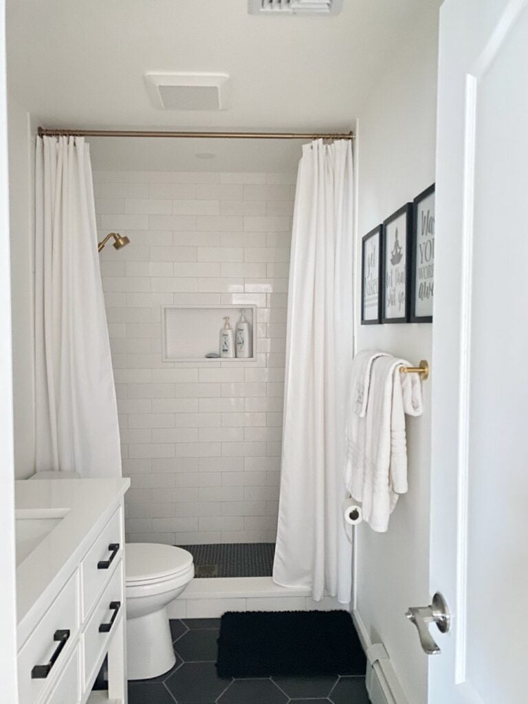 Creating a Five-Star Bathroom: Must-Have Airbnb Bathroom Essentials —  RobesNmore