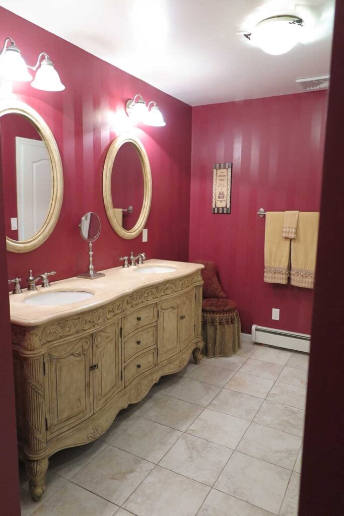 burgundy stripe bathroom walls 2083-20